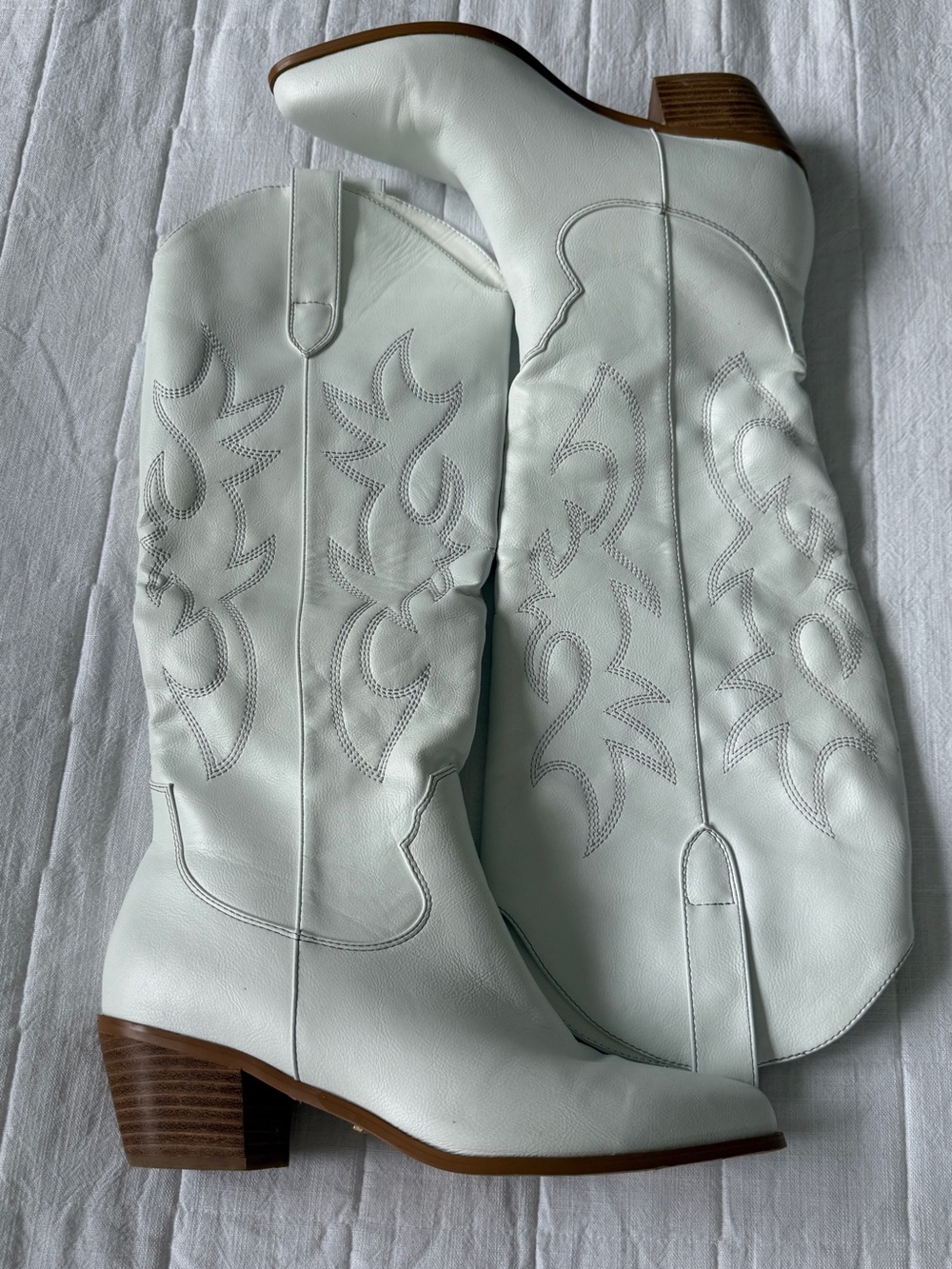 White Western Cowboy Bootsl